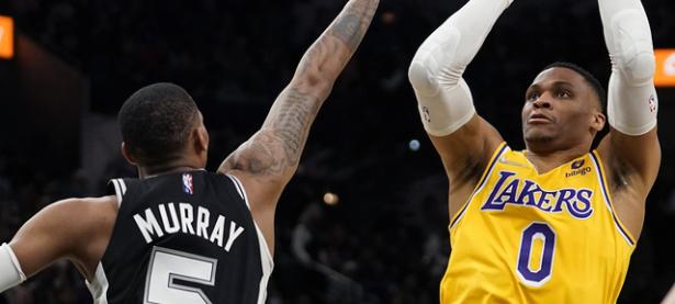 包含Scout关键节点赛况扑朔迷离，湖人带队取胜！的词条